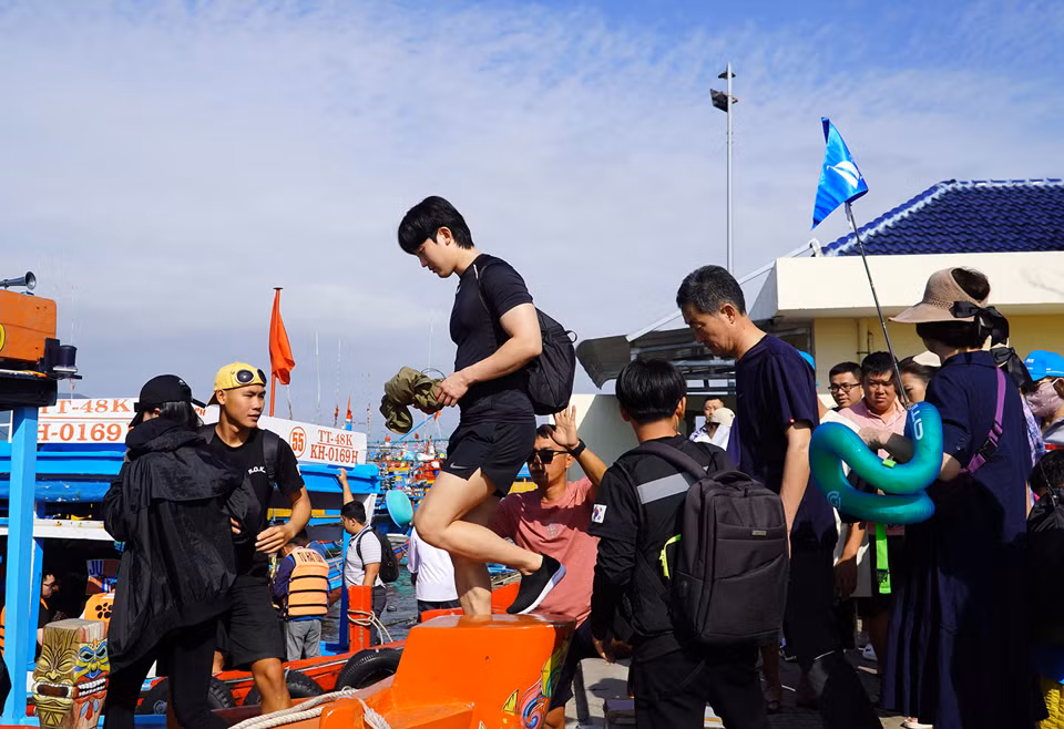 Các du khách cho biết, năm nay Tết Nguyên đán có kỳ nghỉ dài nên tranh thủ đi Nha Trang - Khánh Hòa để trải nghiệm các sản phẩm du lịch đặc sắc tại địa phương.