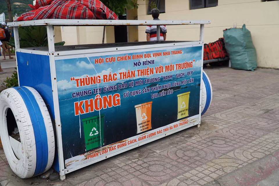 Từ ngày 1/10/2023, nhằm nâng cao hiệu quả trong công tác bảo vệ môi trường và đa dạng sinh học vịnh Nha Trang, Ban quản lý Vịnh Nha Trang yêu cầu không mang các sản phẩm nhựa dùng một lần qua bến tàu du lịch Nha Trang.