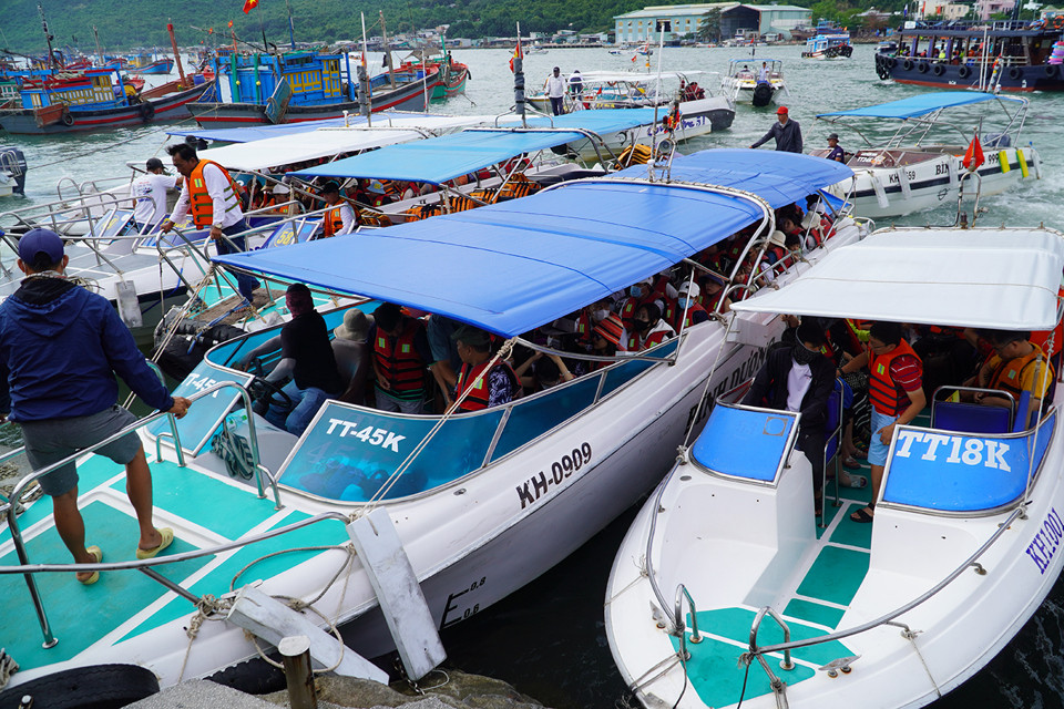 Những năm gần đây, tour biển đảo là một trong những sản phẩm du lịch đặc trưng của du lịch Nha Trang - Khánh Hòa và thu hút đông đảo du khách trong và ngoài nước.