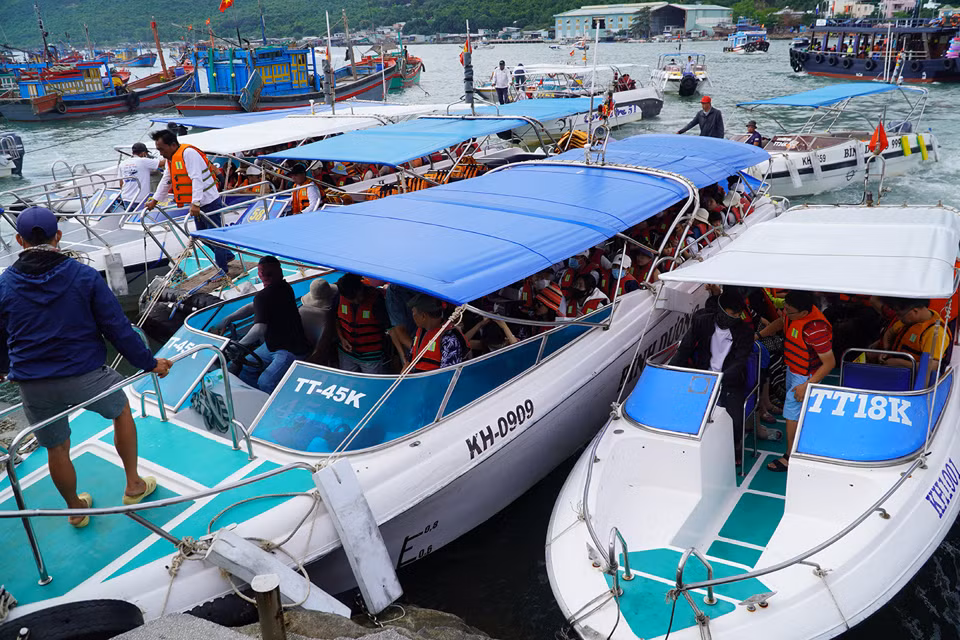 Những năm gần đây, tour biển đảo là một trong những sản phẩm du lịch đặc trưng của du lịch Nha Trang - Khánh Hòa và thu hút đông đảo du khách trong và ngoài nước.