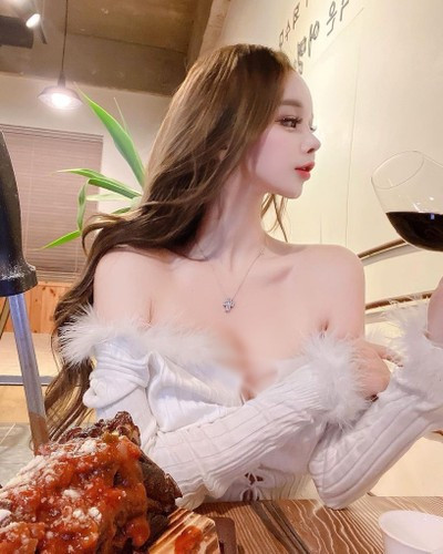 Tuy có nhiều nghi vấn về phẫu thuật thẩm mỹ, "dao kéo" cả cơ thể nhưng không thể phủ nhận, Seo Yoo A mặc gì cũng đẹp.