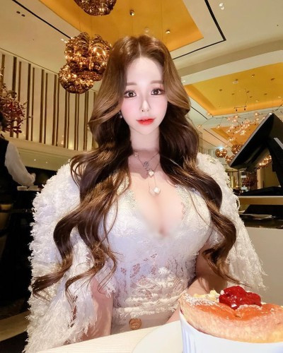 Cô nàng có phong cách vừa gợi cảm vừa tiểu thư, sang chảnh. Có lẽ chính phong cách này đã khiến Seo Yoo A thu hút hơn.