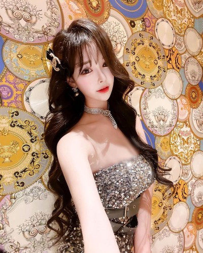 Thi thoảng, Seo Yoo A cũng diện những set đồ lộng lẫy, khiến cô nàng trở thành tâm điểm chú ý khi xuất hiện.