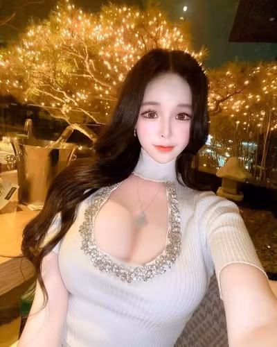 Theo tìm hiểu, nhờ khuôn mặt xinh đẹp, cơ thể bốc lửa với vòng một khủng, vòng eo nhỏ nhắn và vòng ba trái đào, Seo Yoo A còn được gọi là búp bê sống.