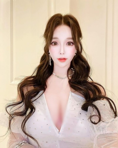 Làn da trắng sứ và lối trang điểm bắt mắt cũng khiến Seo Yoo A tạo được dấu ấn của mình trong mắt người hâm mộ.