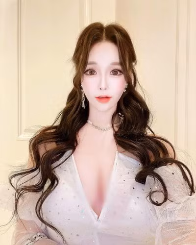 Làn da trắng sứ và lối trang điểm bắt mắt cũng khiến Seo Yoo A tạo được dấu ấn của mình trong mắt người hâm mộ.