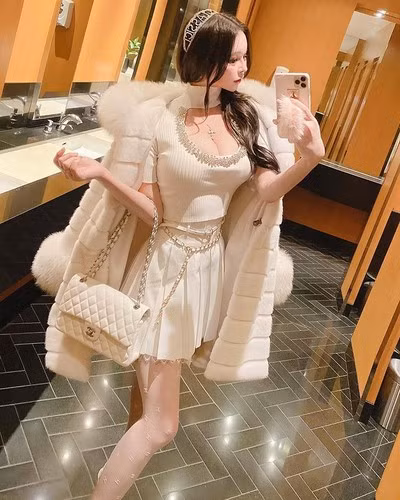 Không giống như những hot girl Hàn Quốc khác, Seo Yoo A không theo hẳn phong cách gợi cảm.