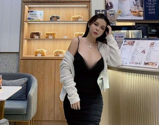 Cô nàng cũng hay tung ra một số video thể hiện vũ đạo nóng bỏng, khoe thân hình đồng hồ cát.