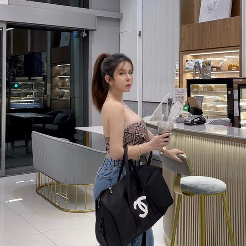 Trần Hương Lăng từng vấp phải nhiều ý kiến trái chiều, cho rằng nhan sắc của cô nàng là thẩm mỹ, bộ ngực siêu khủng cũng có thể là do bơm lên.