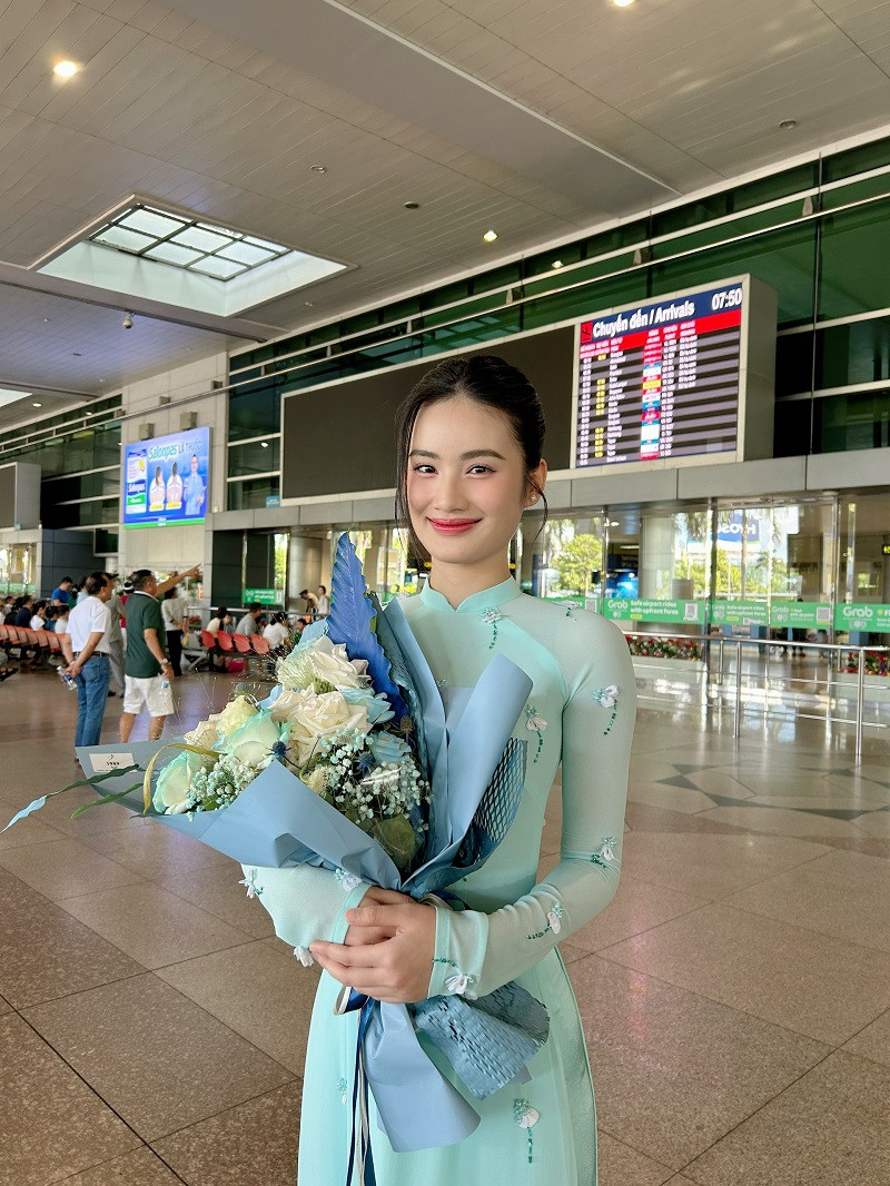 Y Nhi mac ao dai don Chu tich Miss World den Viet Nam-Hinh-2