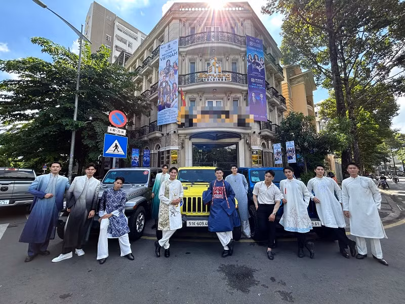 Y Nhi mac ao dai don Chu tich Miss World den Viet Nam-Hinh-3