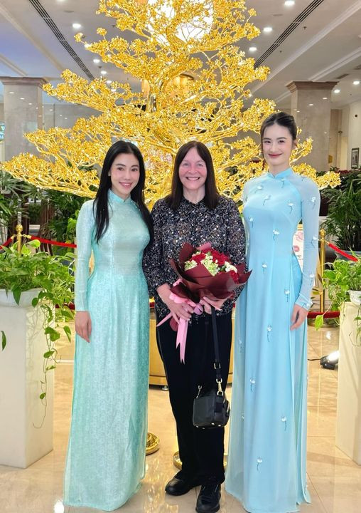 Y Nhi mac ao dai don Chu tich Miss World den Viet Nam