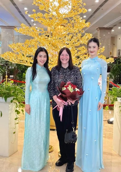 Y Nhi mac ao dai don Chu tich Miss World den Viet Nam