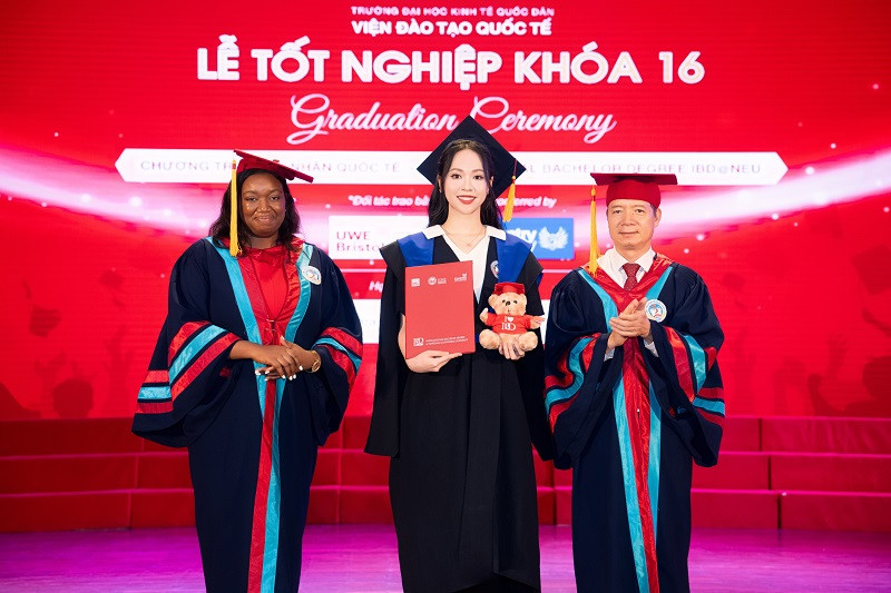 Tuy nhiên việc cân bằng giữa học tập và theo đuổi đam mê nghệ thuật chưa bao giờ là dễ dàng. Trịnh Thùy Linh chia sẻ: “Việc cân bằng thời gian để duy trì hoạt động nghệ thuật và xác định mục tiêu trong hành trình đi tìm tri thức của Linh cũng gặp khá nhiều khó khăn. Trong khoảng thời gian Linh tham gia cuộc thi Hoa hậu Việt Nam 2022, Linh đã dành thời gian tập trung vào cuộc thi vì vậy Linh cũng sẽ có nhiều bài vở dồn lại phía sau. Nhưng Linh luôn muốn mình vẫn được theo đuổi con đường tri thức, vì vậy, dù công việc bận rộn nhưng Linh luôn cố gắng sắp xếp, tận dụng thời gian để có thể ra trường đúng hạn với tấm bằng và số điểm mình mong muốn”.