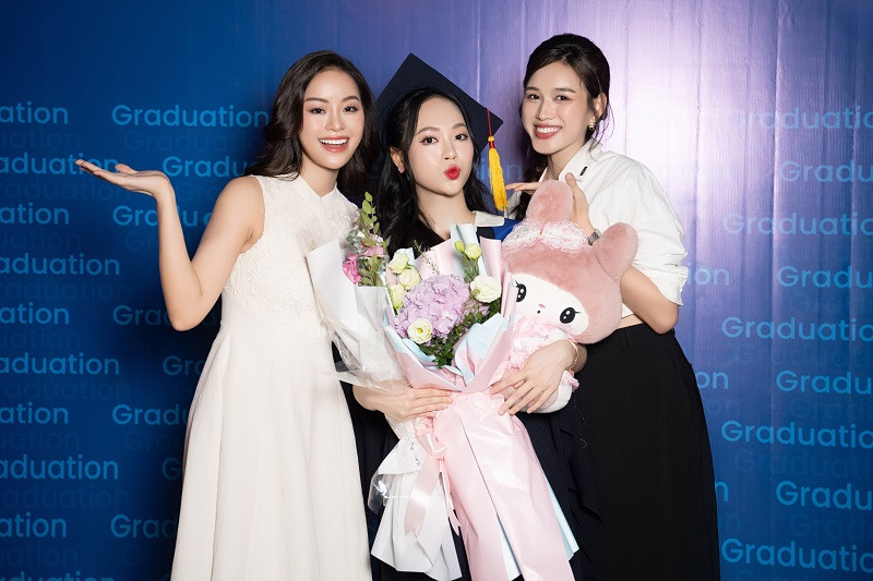 Cùng chung vui trong ngày đặc biệt của Á hậu Trịnh Thùy Linh là sự xuất hiện của Hoa hậu Đỗ Thị Hà và Á hậu Đào Thị Hiền. Hai người đẹp đều đã hoàn thành công việc học tập của mình trước đó và đang theo đuổi những định hướng riêng.