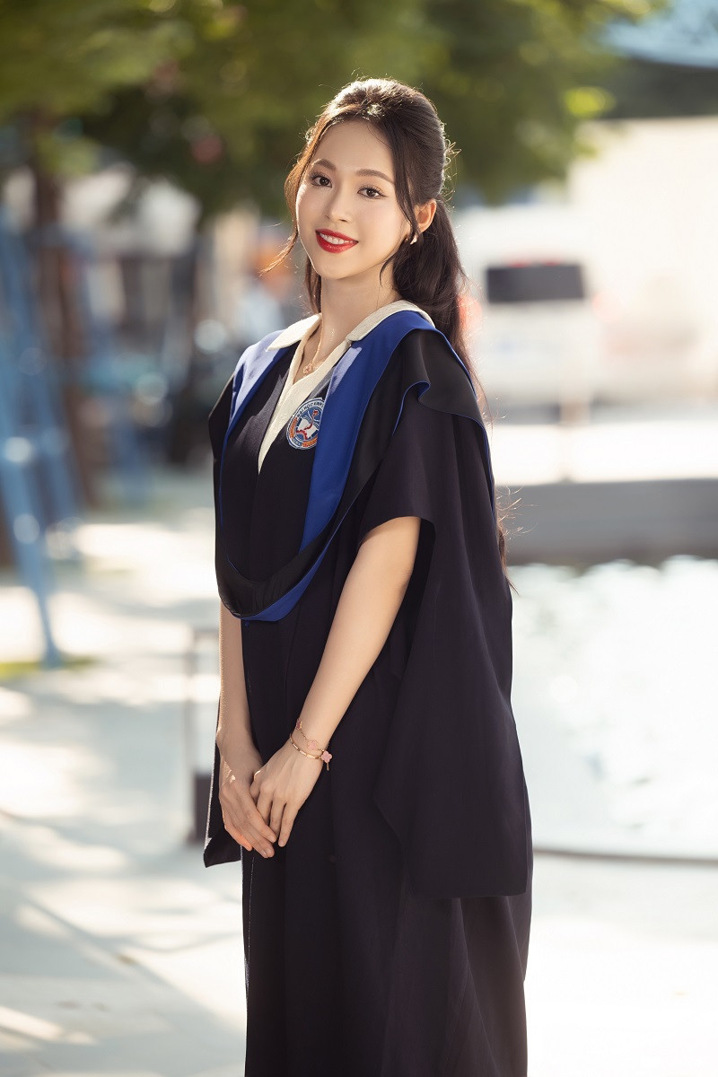 Cô cũng bày tỏ: “Ở thời điểm hiện tại Linh vẫn muốn tập trung cho tri thức và trau dồi thêm các kỹ năng mềm. Đến một thời điểm thích hợp trong tương lai, Linh sẽ thử sức với nhiều mảng khác nhau”.