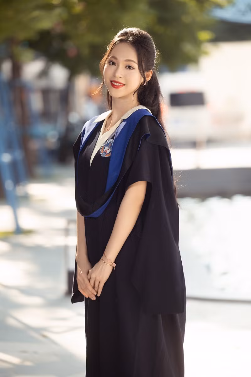 Cô cũng bày tỏ: “Ở thời điểm hiện tại Linh vẫn muốn tập trung cho tri thức và trau dồi thêm các kỹ năng mềm. Đến một thời điểm thích hợp trong tương lai, Linh sẽ thử sức với nhiều mảng khác nhau”.