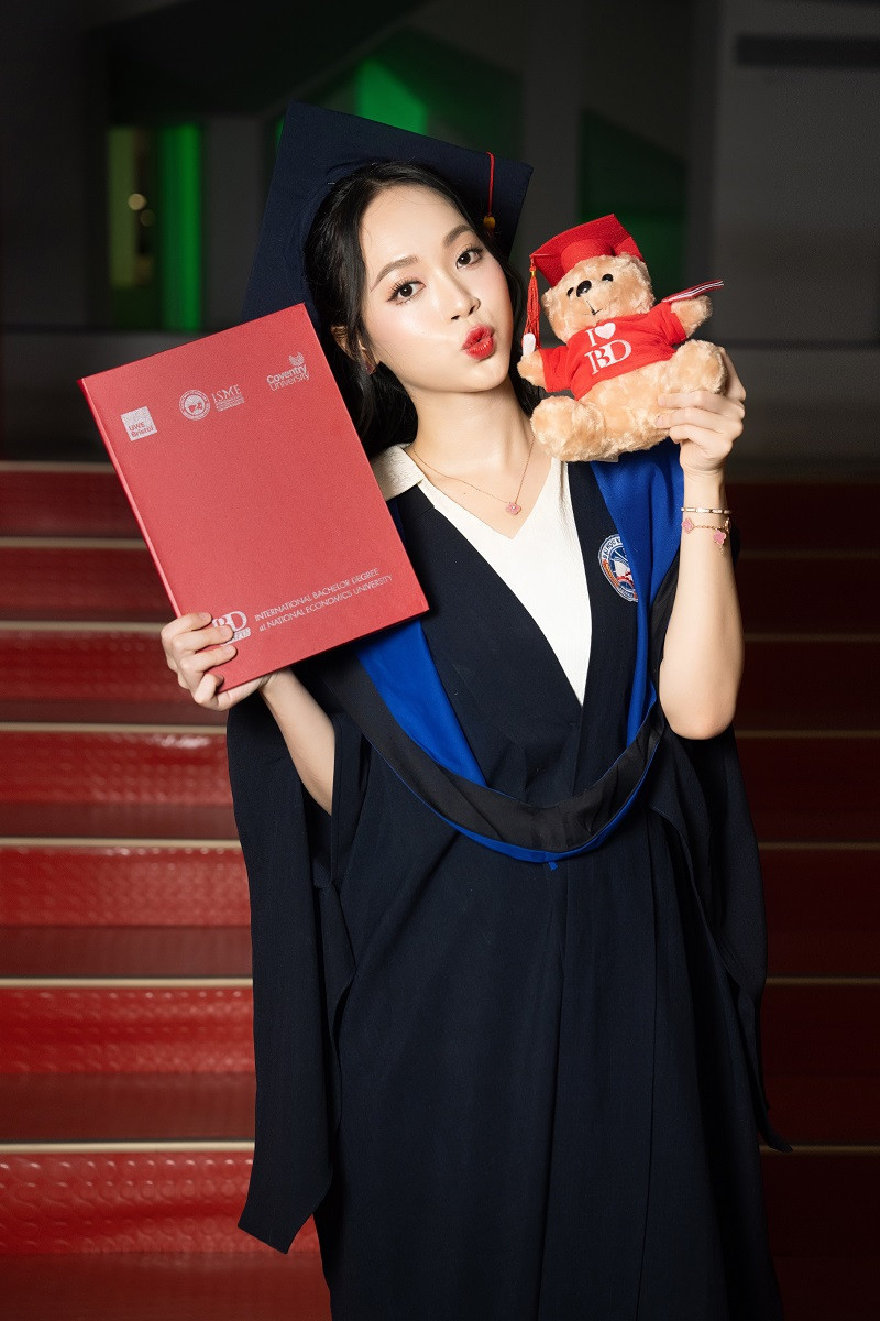 Nỗ lực của nàng á hậu đã được đền đáp khi cô nhận chiếc bằng thủ khoa trên tay. Cô háo hức chia sẻ: “Đây là một dấu mốc quan trọng cho sự cố gắng của Linh trong suốt thời gian qua và sẽ là bước đệm để Linh tự tin phát triển bản thân nhiều hơn. Linh cũng muốn gửi lời cảm ơn đến quý thầy cô, bạn bè và quý công ty đã luôn sát cánh và đồng hành cùng Linh trên con đường trau dồi học vấn”.