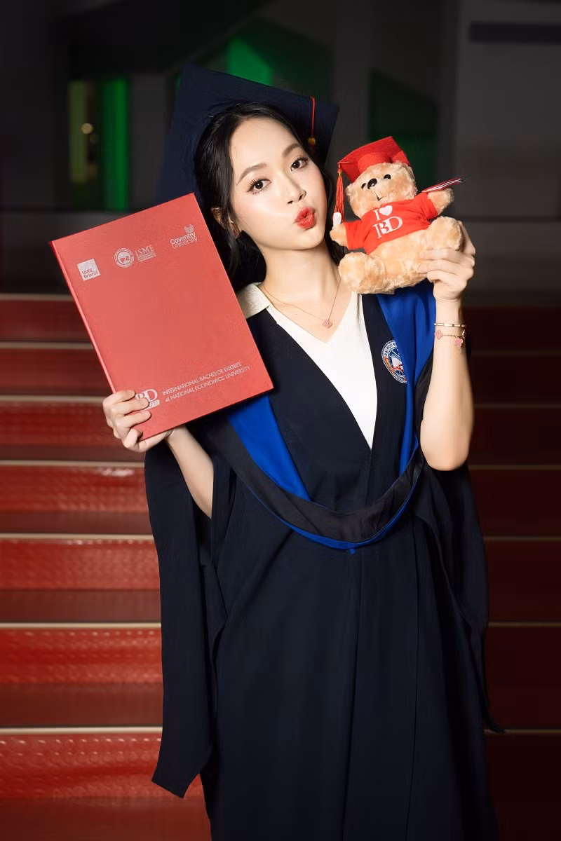 Nỗ lực của nàng á hậu đã được đền đáp khi cô nhận chiếc bằng thủ khoa trên tay. Cô háo hức chia sẻ: “Đây là một dấu mốc quan trọng cho sự cố gắng của Linh trong suốt thời gian qua và sẽ là bước đệm để Linh tự tin phát triển bản thân nhiều hơn. Linh cũng muốn gửi lời cảm ơn đến quý thầy cô, bạn bè và quý công ty đã luôn sát cánh và đồng hành cùng Linh trên con đường trau dồi học vấn”.