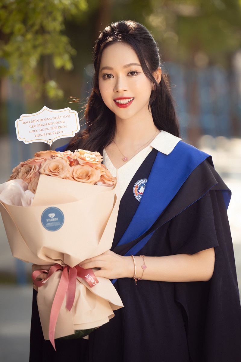 Đạo diễn Hoàng Nhật Nam, Thạc sĩ Phạm Kim Dung đã gửi hoa tươi đến chúc mừng ngày lễ tốt nghiệp của Á hậu Trịnh Thùy Linh.