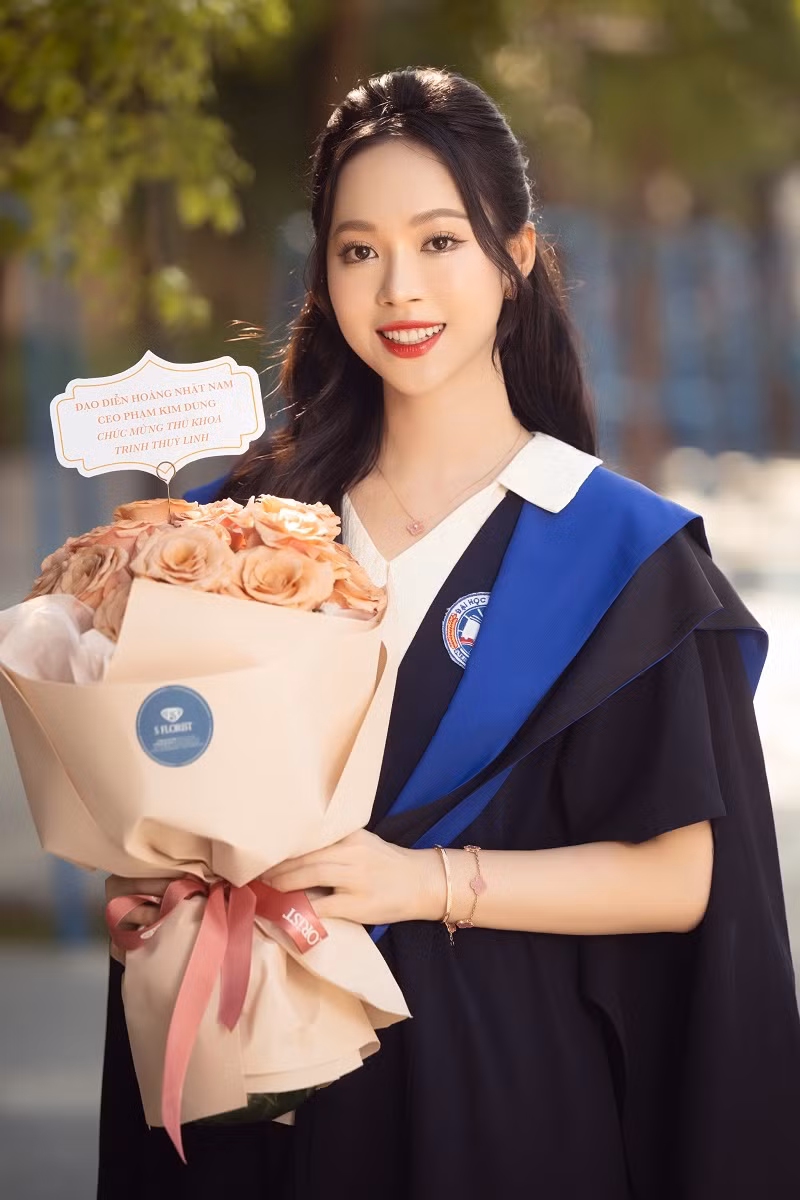 Đạo diễn Hoàng Nhật Nam, Thạc sĩ Phạm Kim Dung đã gửi hoa tươi đến chúc mừng ngày lễ tốt nghiệp của Á hậu Trịnh Thùy Linh.