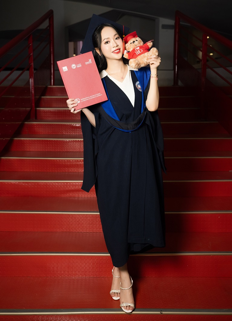 Á hậu Trịnh Thùy Linh cho biết gia đình luôn là nguồn động lực to lớn để cô chinh phục những thử thách trong cuộc sống cũng như học tập. “Gia đình Linh vô cùng tự hào và hạnh phúc khi Linh vừa hoàn thành việc học song song cùng hoạt động xã hội. Bởi bố mẹ Linh vô cùng nghiêm khắc và không cho phép con lơ là việc học tập. Khi nhận tin Linh tốt nghiệp thủ khoa, cả gia đình không khỏi bất ngờ, tự hào và cũng nhận được nhiều lời chúc mừng từ bạn bè, đồng nghiệp xung quanh”.