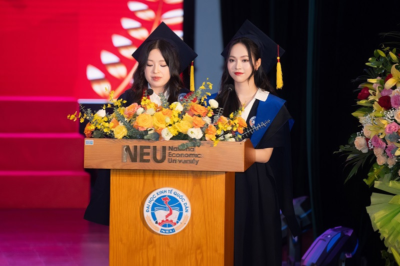 Tối ngày 27/8, Á hậu Trịnh Thùy Linh tham dự lễ tốt nghiệp của trường Đại học Coventry, Viện đào tạo Quốc tế, trường Đại học Kinh tế Quốc dân. Tại đây, cô đã đại diện các sinh viên cùng khóa phát biểu với cương vị Thủ khoa ngành Kinh doanh và Marketing.