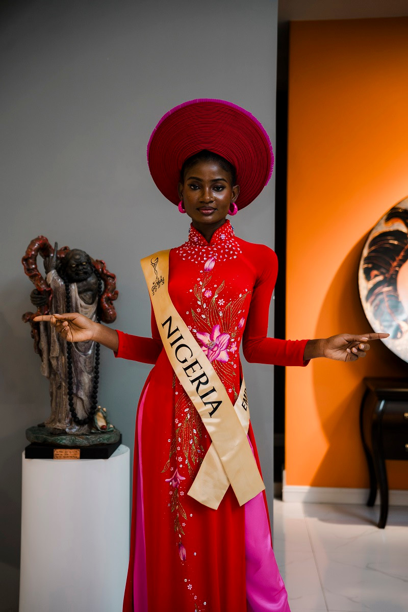 Đặc biệt, từng hình ảnh được NTK Châu Loan vẽ tay 100% một cách tỉ mỉ, kết hợp với kỹ thuật đính kết thủ công và kết lông ở tà áo càng tăng thêm độ tinh xảo cho các thiết kế.