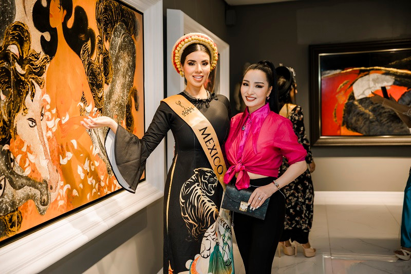 Mới đây, các thí sinh Miss Global 2023 đã có một tuần trải nghiệm văn hóa, ẩm thực Việt Nam. NTK Châu Loan (bên phải) đã đồng hành cùng các thí sinh trên hành trình trải nghiệm, khám phá đất nước, văn hóa Việt.