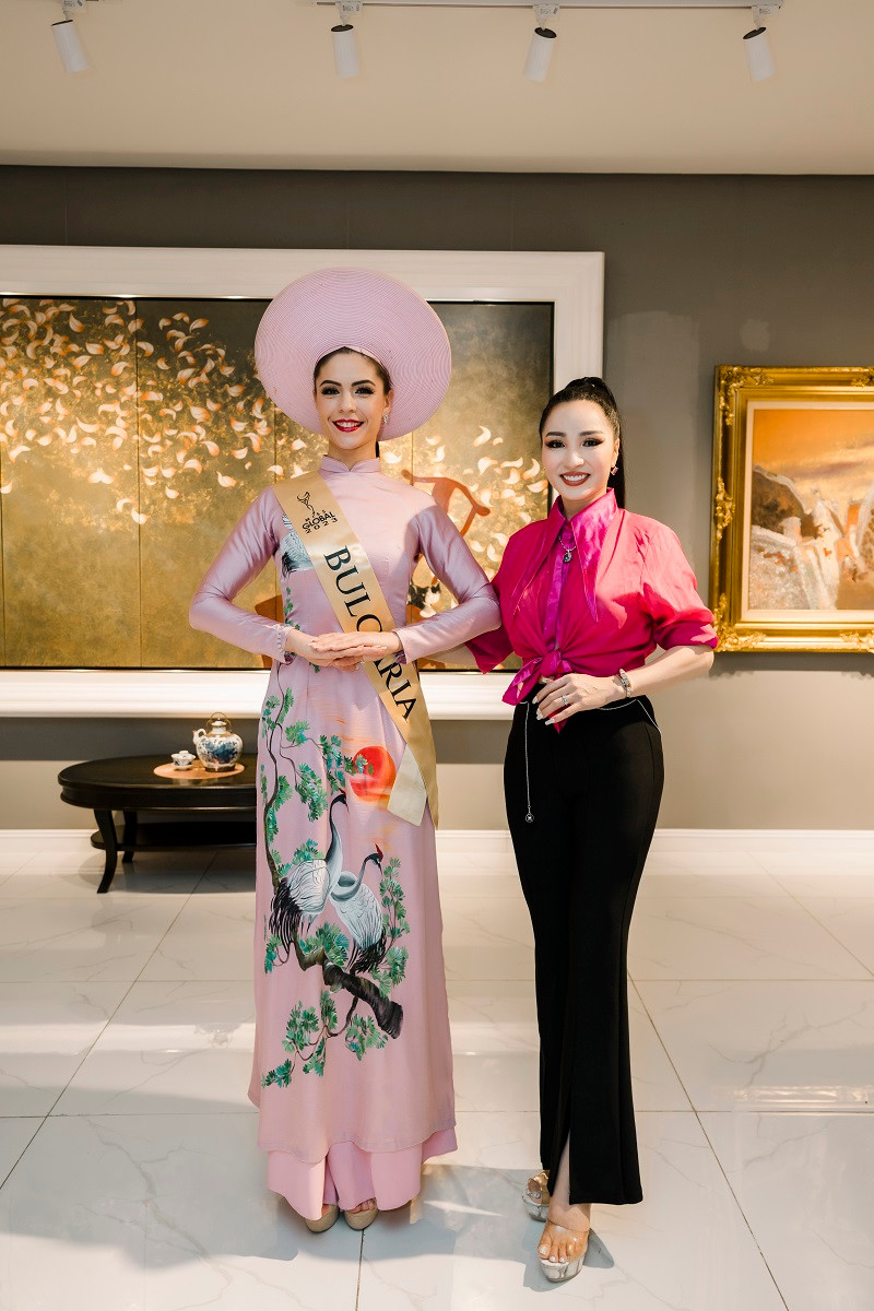 Các thí sinh dành những lời khen rằng trang phục truyền thống của Việt Nam rất đẹp, thoải mái, quyền lực…