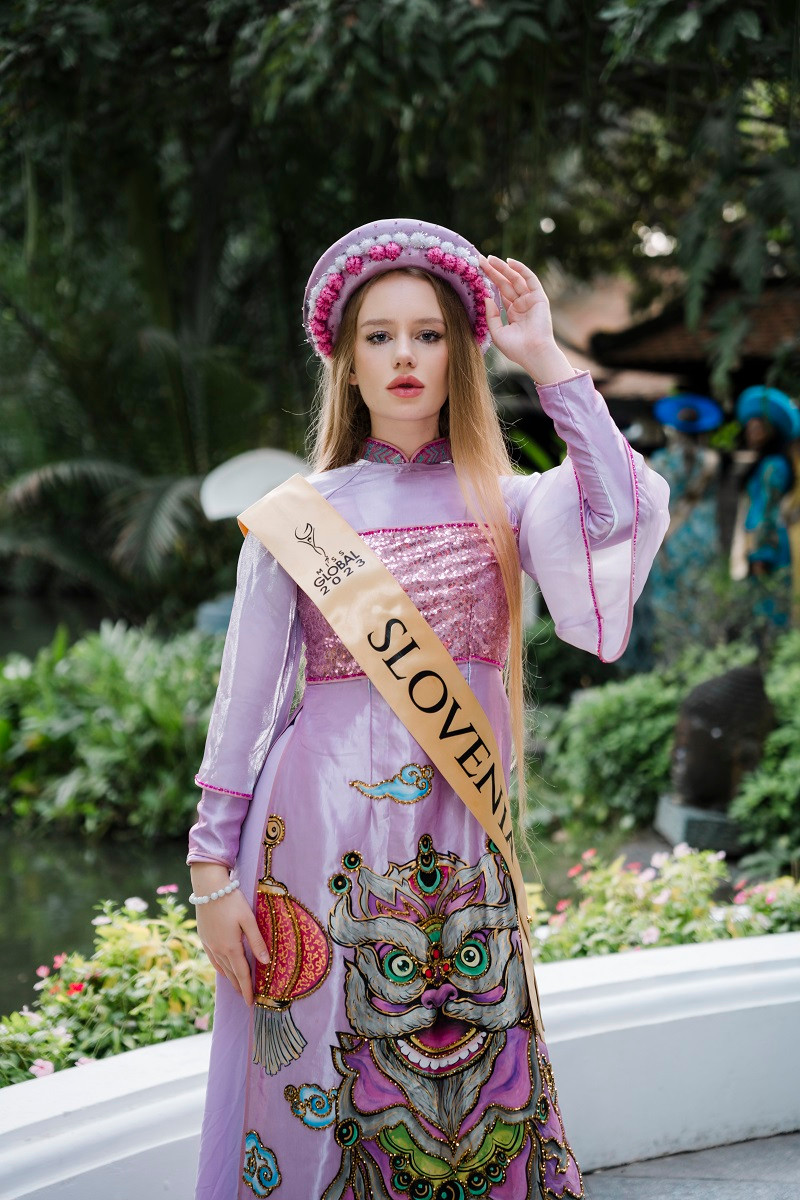 83 thiết kế áo dài được Châu Loan lấy cảm hứng từ hình ảnh cá chép hóa rồng, các linh vật như long - lân - phụng, công hay những con vật đã quá quen thuộc trong văn hóa Việt Nam như hạc, cò...