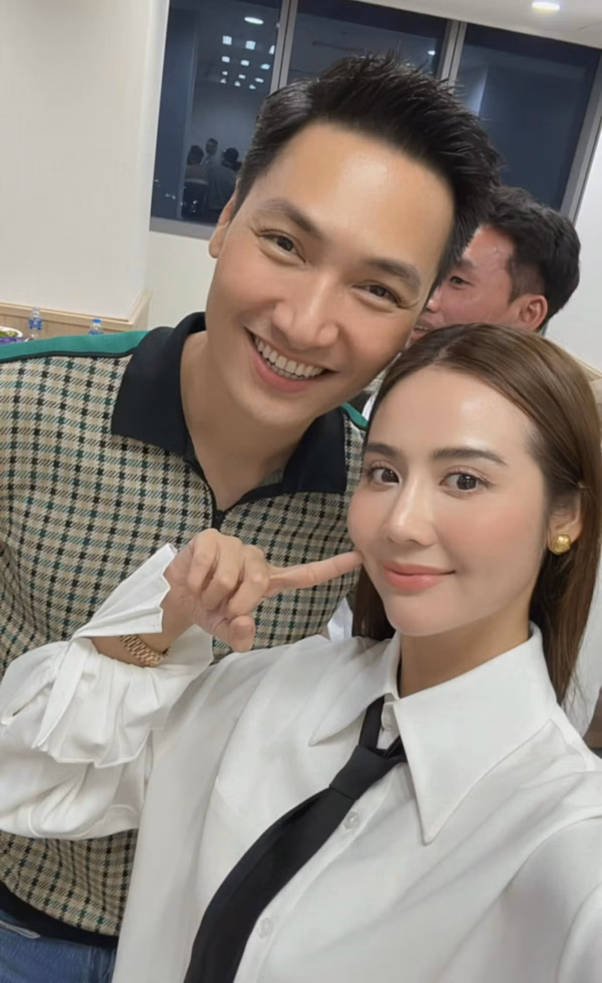 Huyền Lizzie và Mạnh Trường thoát vai, cực trẻ trung trong tiệc đóng máy.