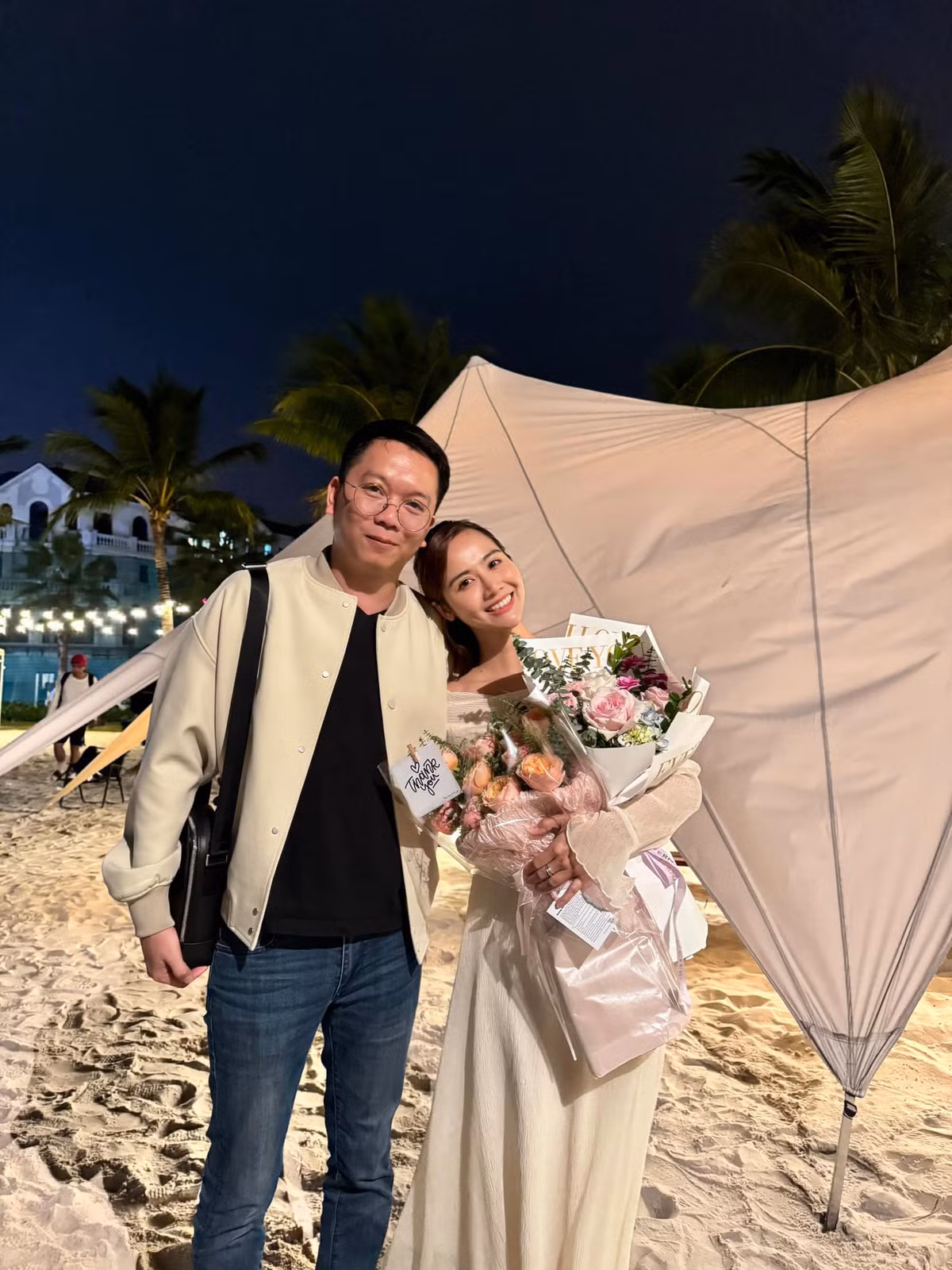 Huyền Lizzie chụp ảnh cùng đạo diễn Bùi Tiến Huy. Tạo hình xinh đẹp và nữ tính của Dương ở những tập cuối cùng được nữ diễn viên hé lộ trong bức ảnh này.