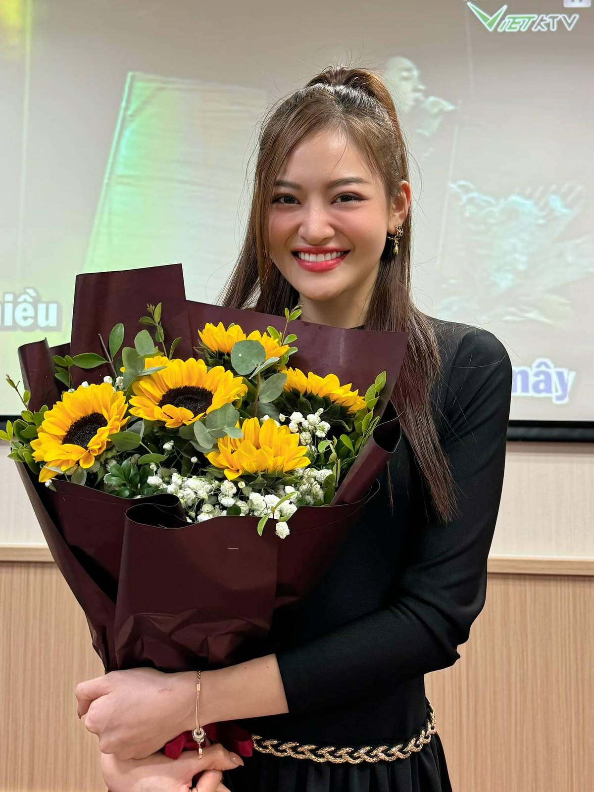 Thùy Anh tươi cười nhận hoa từ đoàn phim sau khi kết thúc vai Như Ý. Ngay khi đóng máy 'Chúng ta của 8 năm sau'. Thùy Anh bắt tay vào phim điện ảnh mới do Nguyễn Hoàng Điệp đạo diễn.