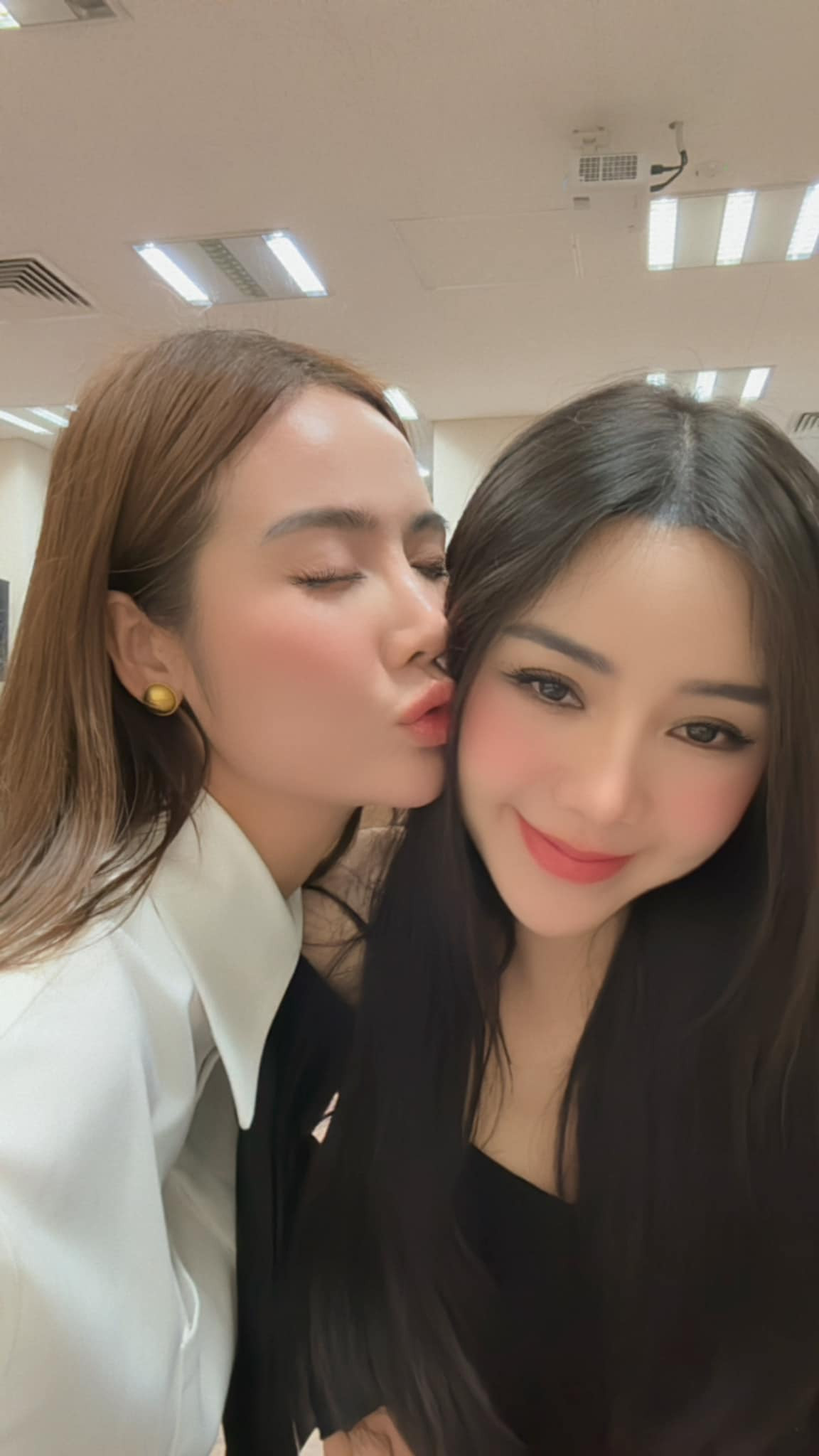 Huyền Lizzie hôn Quỳnh Kool ở hậu trường. Dù chênh nhau 5 tuổi và lần đầu kết hợp trên phim nhưng hai diễn viên vào vai cặp bạn thân rất ăn ý.