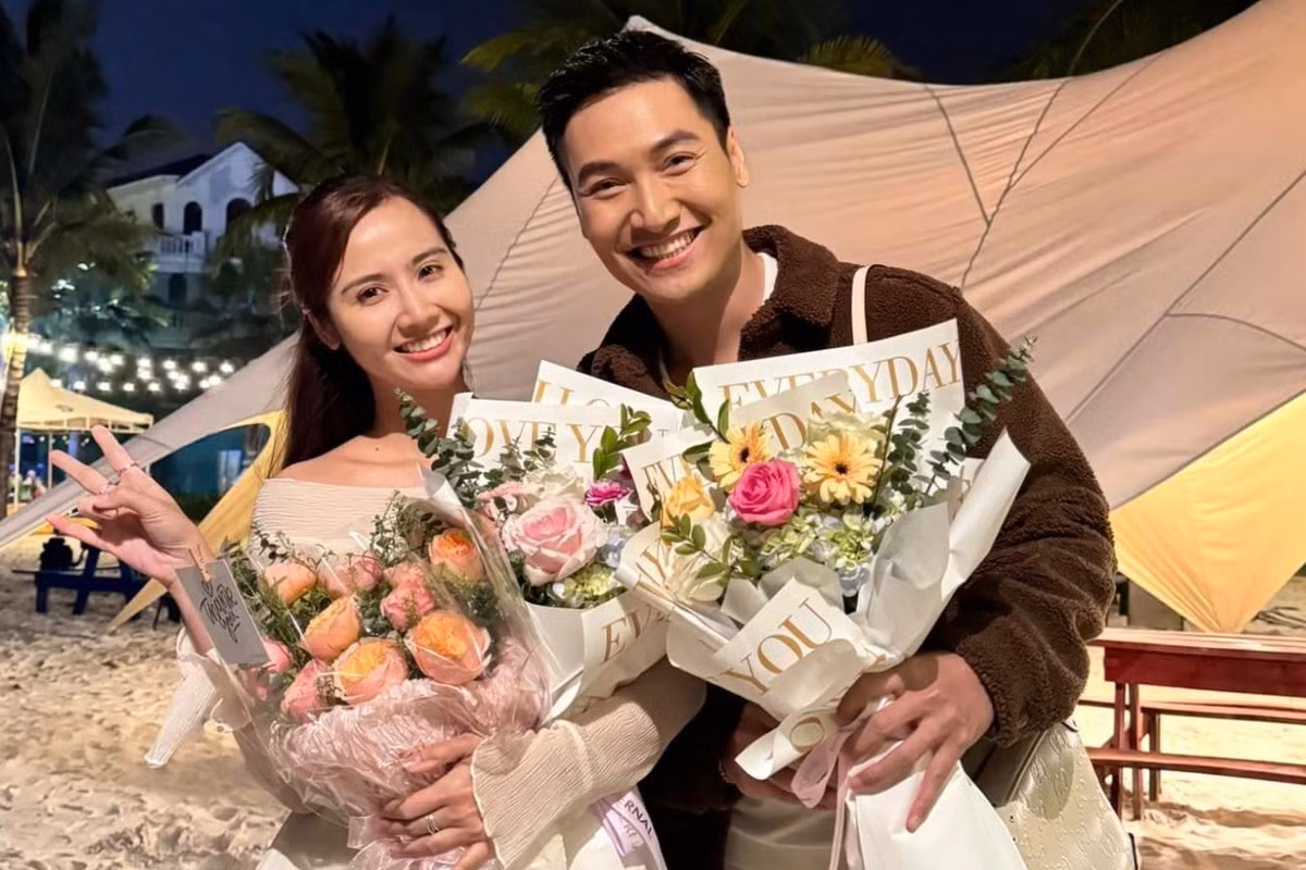  Huyền Lizzie và đàn anh Mạnh Trường nhận hoa của đoàn phim sau khi hoàn thành vai chính sau 4 tháng đồng hành với 'Chúng ta của 8 năm sau'.