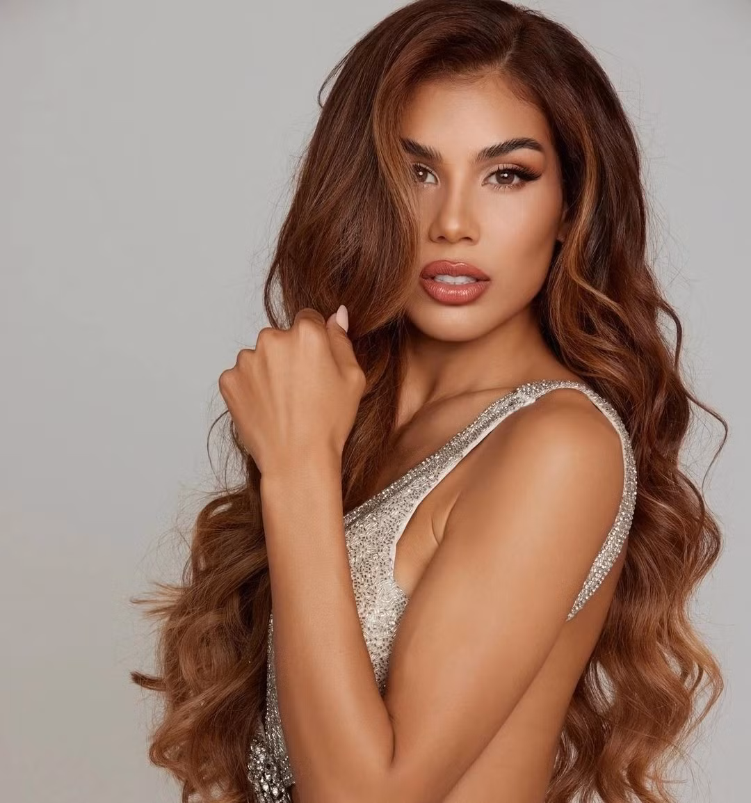 Người đẹp có hình thể cuốn hút, khuôn mặt sắc sảo và kỹ năng trình diễn chuyên nghiệp. Dennis Cuadrado là người mẫu và chuyên gia thời trang có tiếng tại quê nhà. Trên trang cá nhân với gần 80.000 lượt theo dõi, người đẹp chăm cập nhật các hình ảnh cá nhân trong cuộc sống, công việc.