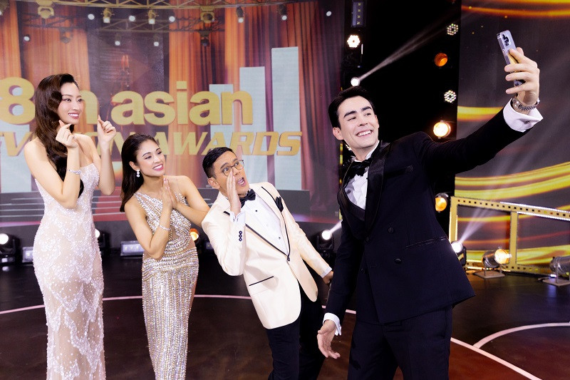 Nếu như ngày thứ nhất Lương Thùy Linh chọn trang phục nữ tính, thanh lịch thì trong ngày thứ hai của sự kiện, nàng hậu khiến người hâm mộ xuýt xoa với diện mạo sắc sảo, quyến rũ.