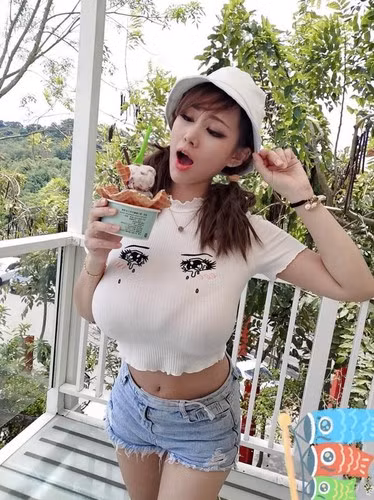 Những chiếc áo crop-top có vẻ là trang phục yêu thích của hot girl siêu vòng 1. Cô nàng diện loại áo này trong rất nhiều hoạt động.