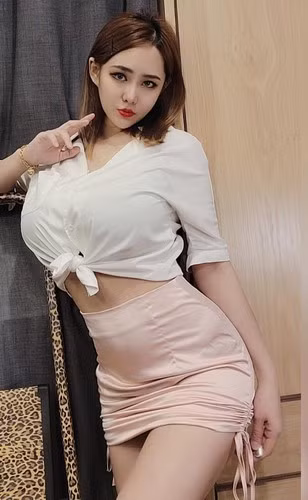 Có thể thấy, với thân hình đồng hồ cát đẹp chuẩn mực, quả thực Hồng Dung diện trang phục nào cũng vô cùng cuốn hút.