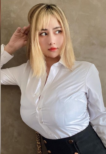 Thế nhưng, độ nổi tiếng của Hồng Dung không mấy giảm sút vì cô nàng thường giao lưu với người hâm mộ qua những tài khoản mạng xã hội.