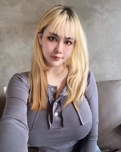 Cô nàng thành danh khi đóng quảng cáo game online và từng được mệnh danh là hot girl siêu vòng 1, "nữ hoàng gợi cảm game online".