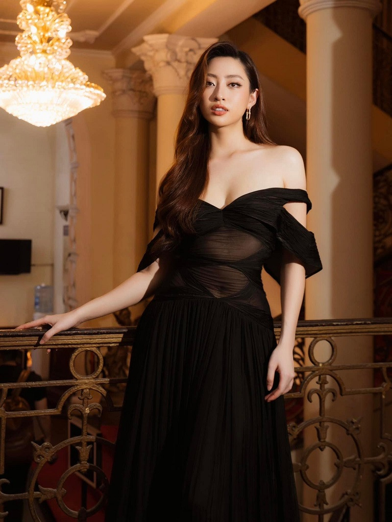 Hoa hậu Lương Thùy Linh luôn được người hâm mộ biết đến là nàng hậu tri thức, tài sắc vẹn toàn. Không chỉ sở hữu nhan sắc, thành tích học tập nổi trội, Miss World Vietnam 2019 còn tạo dấu ấn tại đấu trường nhan sắc quốc tế với thành tích Top 12 Miss World 2019. Bên cạnh sứ mệnh Hoa hậu, Lương Thùy Linh còn hoạt động với nhiều vai trò như MC song ngữ, diễn viên, diễn giả, giảng viên trợ giảng, đảm nhận vai trò vedette/first face trên các sàn diễn thời trang…