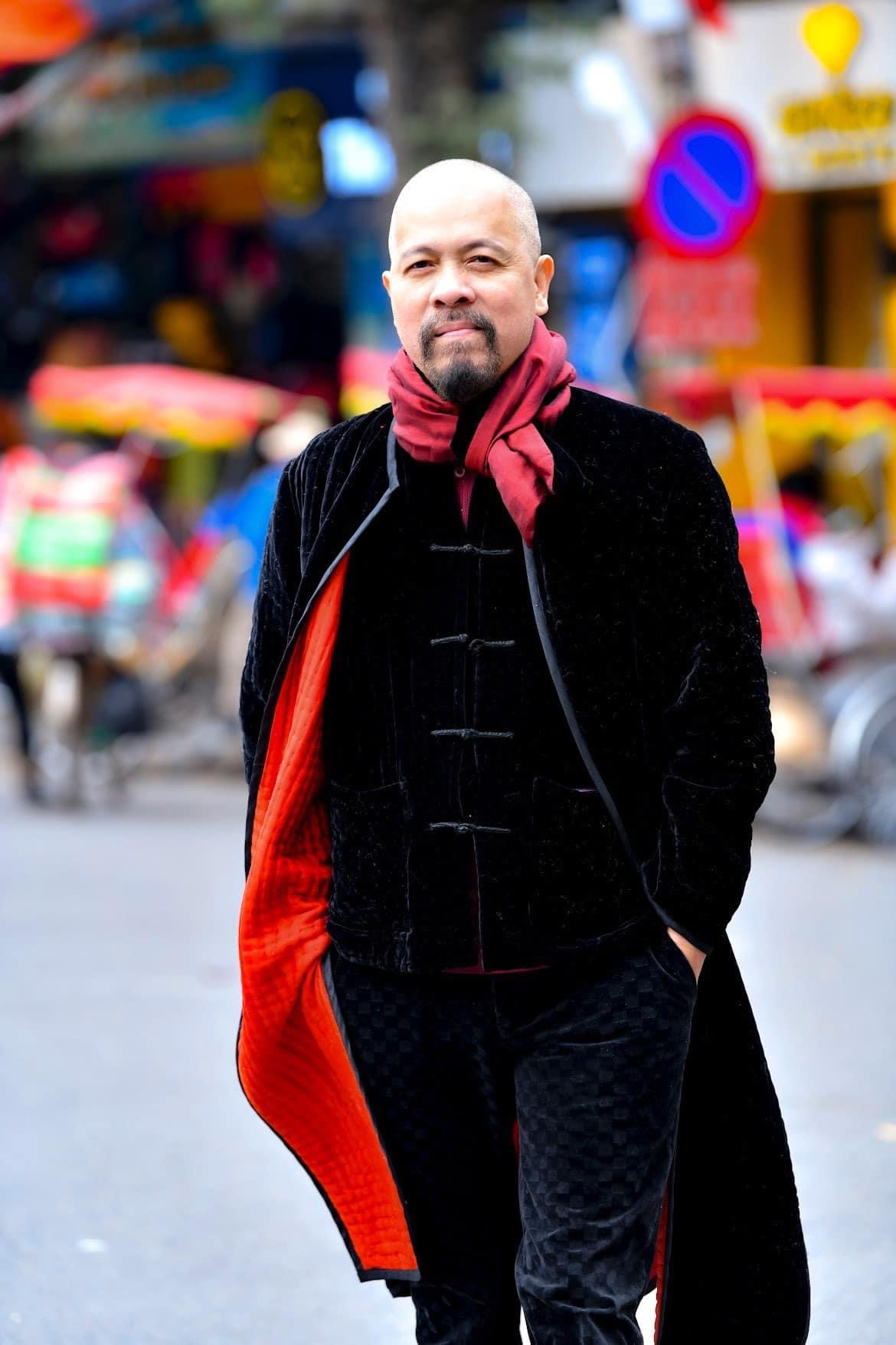 NSƯT - NTK Đức Hùng là một trong những nhân vật tiên phong trong việc mang đến những vẻ đẹp mới cho thời trang Việt Nam. Không chỉ là nhà thiết kế nổi tiếng, Đức Hùng còn là nghệ sĩ gạo cội đã nhiều năm gắn bó với sân khấu Việt, đảm đương nhiều vai trò như Phó Giám đốc Nhà hát Múa rối Thăng Long, diễn viên phim truyền hình, người dẫn chương trình và thành viên ban giám khảo của nhiều cuộc thi người mẫu, hoa hậu… NTK Đức Hùng từng nhận được rất nhiều giải thưởng, huy chương Vàng, Bạc trong các Liên hoan Múa rối Quốc tế cũng như Hội diễn toàn quốc. Năm 2010, anh vinh dự được trao tặng danh hiệu NSƯT. Tại cuộc thi Hoa hậu Quốc gia Việt Nam 2024, NTK Đức Hùng đảm nhận vai trò thành viên ban giám khảo.