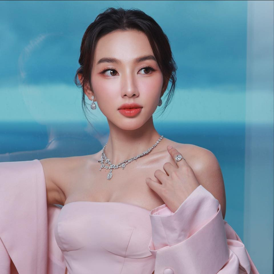 Hoa hậu Nguyễn Thúc Thùy Tiên cũng là giám khảo tại cuộc thi năm nay. Thuỳ Tiên là một trong những hoa hậu tại Việt Nam gặt hái nhiều thành công và hoạt động năng nổ trong thời gian gần đây. Nàng hậu được khen ngợi bởi những dự án hướng đến cộng đồng, truyền cảm hứng thông qua những series ý nghĩa như: Đu đêm, Nong dân…