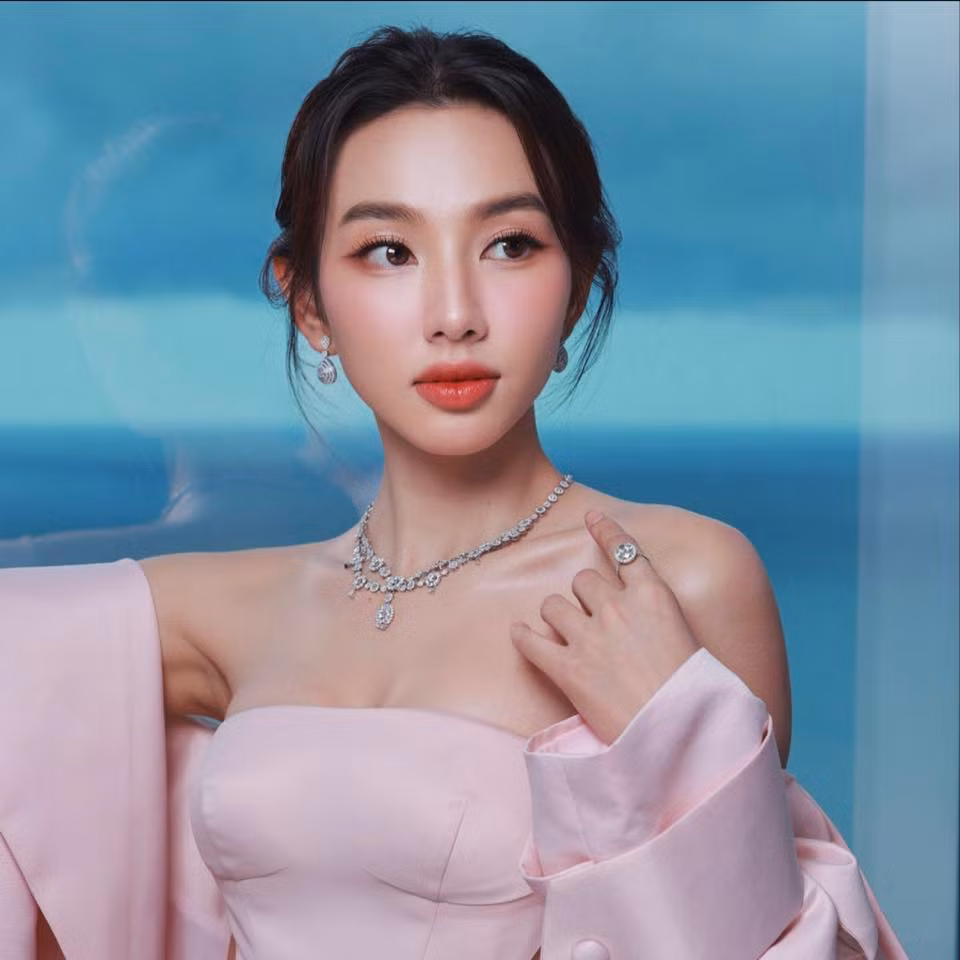 Hoa hậu Nguyễn Thúc Thùy Tiên cũng là giám khảo tại cuộc thi năm nay. Thuỳ Tiên là một trong những hoa hậu tại Việt Nam gặt hái nhiều thành công và hoạt động năng nổ trong thời gian gần đây. Nàng hậu được khen ngợi bởi những dự án hướng đến cộng đồng, truyền cảm hứng thông qua những series ý nghĩa như: Đu đêm, Nong dân…