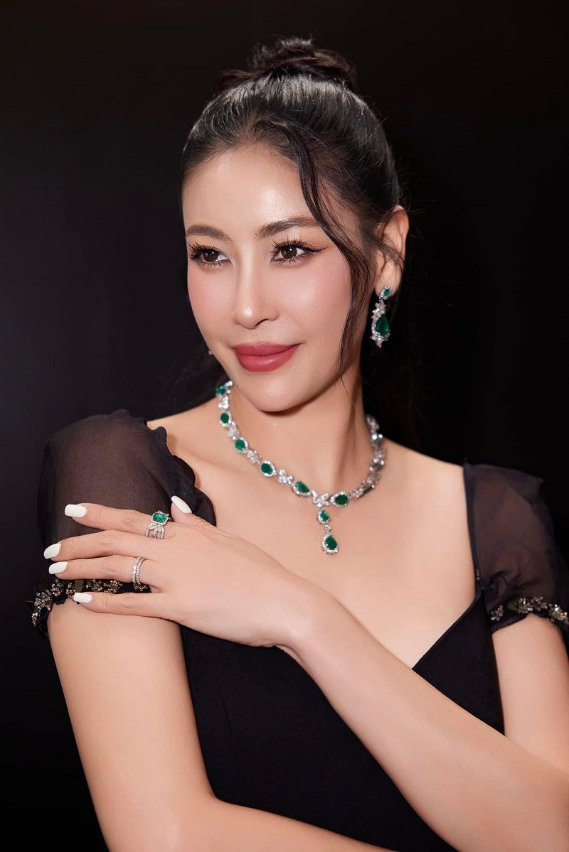 Hoa hậu Hà Kiều Anh đảm nhận vị trí Phó Trưởng Ban giám khảo. Bước ra từ cuộc thi Hoa hậu Việt Nam 1992 với danh hiệu cao nhất, Hà Kiều Anh ghi dấu ấn với vẻ đẹp dịu dàng, thanh tú. Có thể nói, Hoa hậu Hà Kiều Anh là người đẹp toàn diện, hội tụ đầy đủ cả sắc vóc, trí tuệ và tài năng.