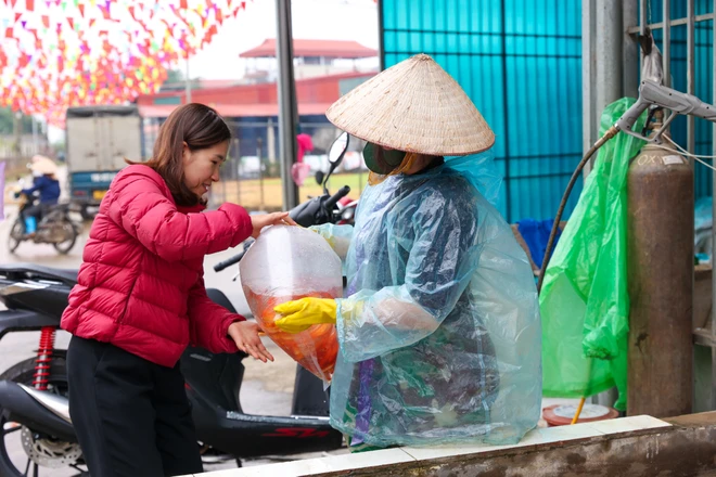 Trước đó vào năm 2011, Uỷ ban Nhân dân tỉnh Phú Thọ công nhận Thủy Trầm là làng nghề nuôi cá chép đỏ. Đến nay, nghề nuôi cá này đã khiến cuộc sống nơi đây trở nên sung túc, đầy đủ. (Ảnh: Minh Sơn/Vietnam+)