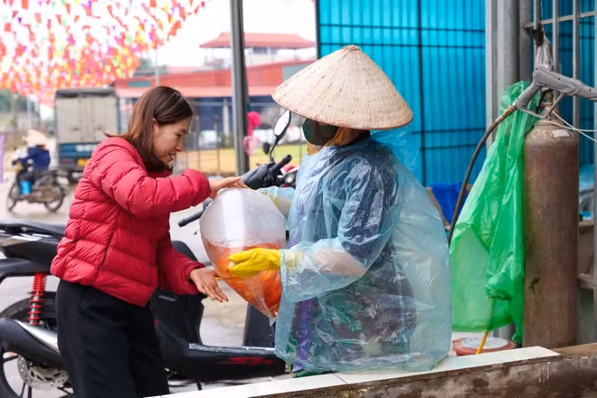 Trước đó vào năm 2011, Uỷ ban Nhân dân tỉnh Phú Thọ công nhận Thủy Trầm là làng nghề nuôi cá chép đỏ. Đến nay, nghề nuôi cá này đã khiến cuộc sống nơi đây trở nên sung túc, đầy đủ. (Ảnh: Minh Sơn/Vietnam+)