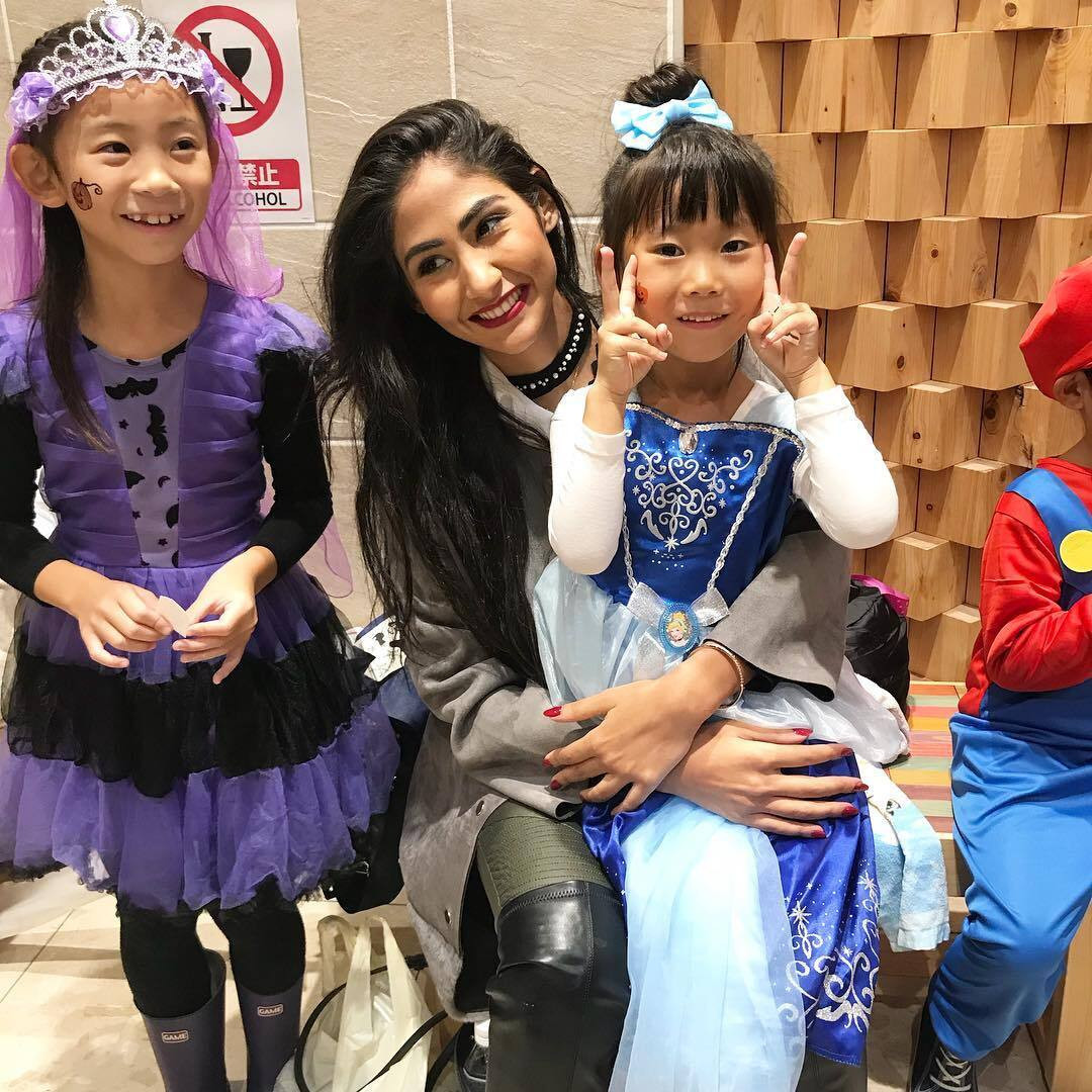 Dima cũng tích cực tham gia nhiều hoạt động cộng đồng. Cô từng kêu gọi ngừng chiến tranh và hỗ trợ thuốc men cho những người đang cần.